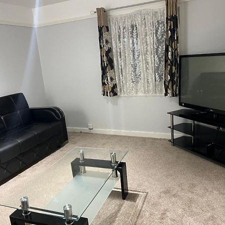 Cosy 2 Bedroom Flat Londra Dış mekan fotoğraf